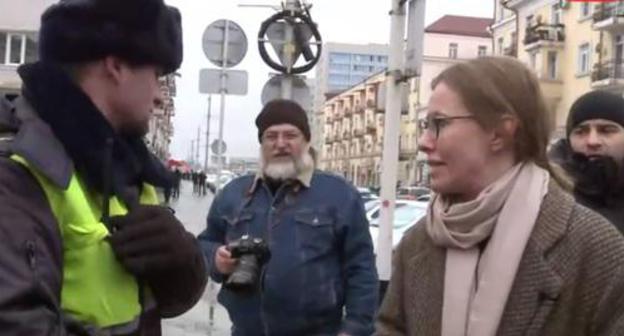 Ksenia Sobchak tells policeman about provocateurs. Screenshot of video https://www.youtube.com/watch?v=wb0r_QCeIbM&t=1784s Ksenia Sobchak tells policeman about provocateurs. Screenshot of video https://www.youtube.com/watch?v=wb0r_QCeIbM&t=1784s