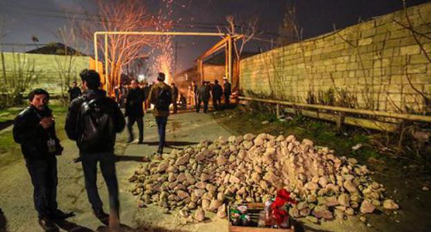 The residents of the village gather stones and bars in Imam Huseyn Square. Photo by Aziz Karimov for the "Caucasian Knot" The residents of the village gather stones and bars in Imam Huseyn Square. Photo by Aziz Karimov for the "Caucasian Knot"