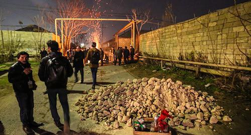 The residents of the village gather stones and bars in Imam Huseyn Square. Photo by Aziz Karimov for the "Caucasian Knot" The residents of the village gather stones and bars in Imam Huseyn Square. Photo by Aziz Karimov for the "Caucasian Knot"
