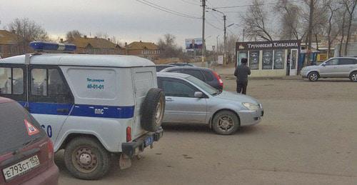 Trusov District of Astrakhan, Traffic police car is parked near pre-election billboard of Vladimir Putin. Photo by provided by Alena Sadovskaya to the Caucasian Knot. Trusov District of Astrakhan, Traffic police car is parked near pre-election billboard of Vladimir Putin. Photo by provided by Alena Sadovskaya to the Caucasian Knot.