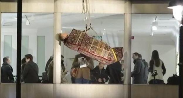 The painter held an action in support of gays of Chechnya near the art gallery. Photo: screenshot of the BBC video https://www.youtube.com/watch?v=dkw8NE8Rj0M The painter held an action in support of gays of Chechnya near the art gallery. Photo: screenshot of the BBC video https://www.youtube.com/watch?v=dkw8NE8Rj0M