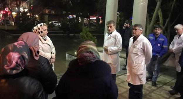 The Ministry of Health officials near the hospital after the mass shooting of the believers in Kizlyar. Photo http://minzdravrd.ru/ The Ministry of Health officials near the hospital after the mass shooting of the believers in Kizlyar. Photo http://minzdravrd.ru/