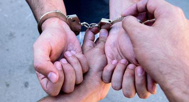 A police officer handcuffs the detainee. Photo © Sputnik / Murad Orujov https://ru.sputnik.az/incidents/20180206/413930906/Iran-ubijstvo-zaderzhan-zek-rozysk-rossija.html A police officer handcuffs the detainee. Photo © Sputnik / Murad Orujov https://ru.sputnik.az/incidents/20180206/413930906/Iran-ubijstvo-zaderzhan-zek-rozysk-rossija.html