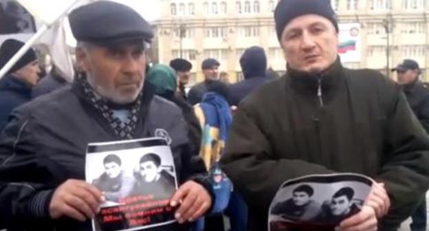 Father of the killed Gasanguseinov brothers (left) and representative of 'Law and Right' organization Djambulat Gasanov attend picket in Makhachkala, March 1, 2018. Screenshot from gazetachernovik Youtube video Father of the killed Gasanguseinov brothers (left) and representative of 'Law and Right' organization Djambulat Gasanov attend picket in Makhachkala, March 1, 2018. Screenshot from gazetachernovik Youtube video