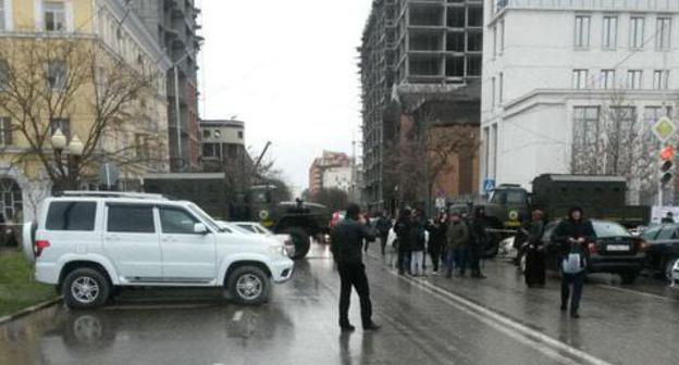 The participants of the race in front of the City Mayoralty and the mosque "Heart of Chechnya". Photo by the "Caucasian Knot" correspondent The participants of the race in front of the City Mayoralty and the mosque "Heart of Chechnya". Photo by the "Caucasian Knot" correspondent