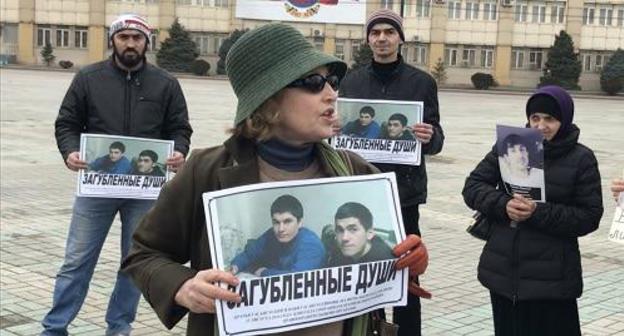 Madina Magomedova, an organizer of the action in Makhachkala. Photo by the "Caucasian Knot" correspondent Madina Magomedova, an organizer of the action in Makhachkala. Photo by the "Caucasian Knot" correspondent