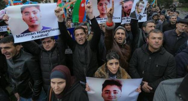 The participants of the rally holding photos of the political prisoners. Baku, March 10, 2018. Photo by Aziz Karimov for the "Caucasian Knot" The participants of the rally holding photos of the political prisoners. Baku, March 10, 2018. Photo by Aziz Karimov for the "Caucasian Knot"