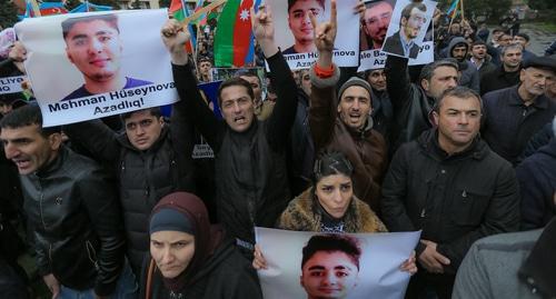 The participants of the rally holding photos of the political prisoners. Baku, March 10, 2018. Photo by Aziz Karimov for the "Caucasian Knot" The participants of the rally holding photos of the political prisoners. Baku, March 10, 2018. Photo by Aziz Karimov for the "Caucasian Knot"