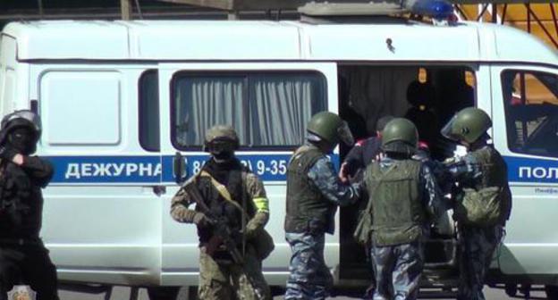 Detention. Photo: NAC press service, http://nac.gov.ru/antiterroristicheskie-ucheniya/v-gorode-kyzyle-provedeno-antiterroristicheskoe-0.html Detention. Photo: NAC press service, http://nac.gov.ru/antiterroristicheskie-ucheniya/v-gorode-kyzyle-provedeno-antiterroristicheskoe-0.html