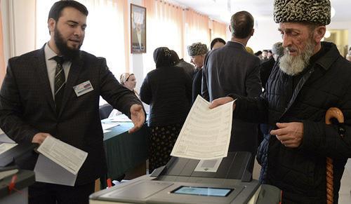 Voting at polling station in Grozny, March 18, 2018. Photo: REUTERS/Said Tsarnayev Voting at polling station in Grozny, March 18, 2018. Photo: REUTERS/Said Tsarnayev
