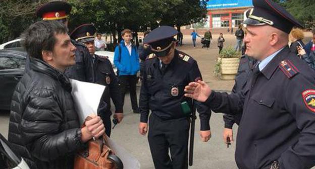 Policemen talk with Dmitry Titkov (left), Sochi, March 27, 2018. Photo by Svetlana Kravchenko for the Caucasian Knot. Policemen talk with Dmitry Titkov (left), Sochi, March 27, 2018. Photo by Svetlana Kravchenko for the Caucasian Knot.