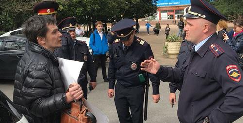 Policemen talk with Dmitry Titkov (left), Sochi, March 27, 2018. Photo by Svetlana Kravchenko for the Caucasian Knot. Policemen talk with Dmitry Titkov (left), Sochi, March 27, 2018. Photo by Svetlana Kravchenko for the Caucasian Knot.