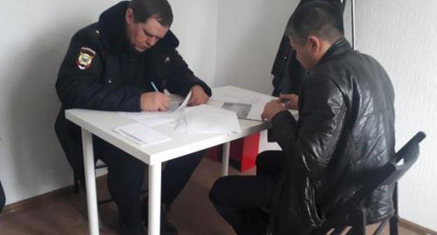 Policemen in the Navalny's office in Rostov-on-Don. Photo is provided to the Caucasian Knot by Navalny's office in Rostov-on-Don Policemen in the Navalny's office in Rostov-on-Don. Photo is provided to the Caucasian Knot by Navalny's office in Rostov-on-Don