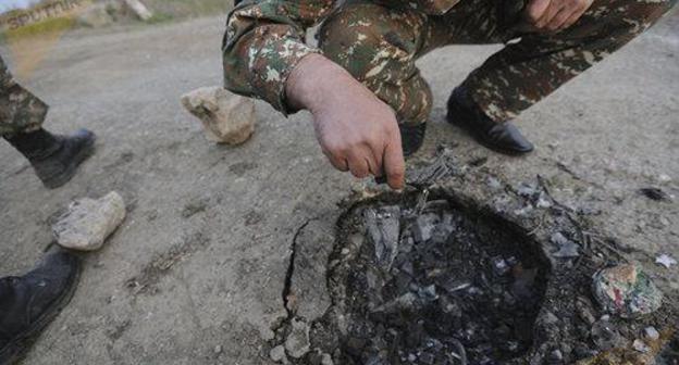 Hadrut, Nagorno-Karabakh. The Smerch system shell holes © Sputnik/ Asatur Yesayants https://ru.armeniasputnik.am/columnists/20180402/11219983/krichashchaya-tishina-aprelskoj-vojny-v-karabahe-chto-bylo-za-liniej-fronta.html Hadrut, Nagorno-Karabakh. The Smerch system shell holes © Sputnik/ Asatur Yesayants https://ru.armeniasputnik.am/columnists/20180402/11219983/krichashchaya-tishina-aprelskoj-vojny-v-karabahe-chto-bylo-za-liniej-fronta.html