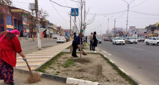 Cleaning works in the streets of Grozny. April 2016. Photo by Ibragim Estamirov http://www.grozny-inform.ru Cleaning works in the streets of Grozny. April 2016. Photo by Ibragim Estamirov http://www.grozny-inform.ru