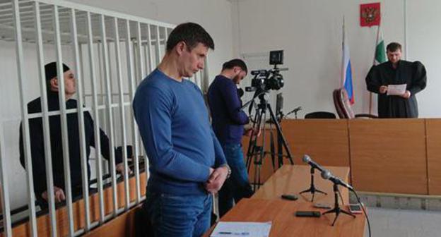 Advocate Pyotr Zaikin (on the right) and Oyub Titiev in the court room. Grozny, April 4, 2018. Photo by the press service of the HRC "Memorial" Advocate Pyotr Zaikin (on the right) and Oyub Titiev in the court room. Grozny, April 4, 2018. Photo by the press service of the HRC "Memorial"