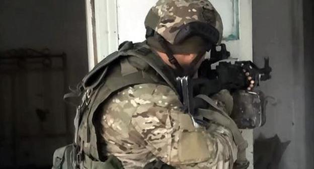 A law enforcer during CTO. Photo http://nac.gov.ru/kontrterroristicheskie-operacii/v-botlihskom-rayone-dagestana-v-hode-kto.html A law enforcer during CTO. Photo http://nac.gov.ru/kontrterroristicheskie-operacii/v-botlihskom-rayone-dagestana-v-hode-kto.html