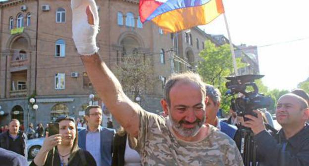Nikol Pashinyan, the leader of the demonstrators, was wounded in the clashes but came back to the rally. Yerevan, April 16, 2018. Photo by Tigran Petrosyan for the "Caucasian Knot" Nikol Pashinyan, the leader of the demonstrators, was wounded in the clashes but came back to the rally. Yerevan, April 16, 2018. Photo by Tigran Petrosyan for the "Caucasian Knot"