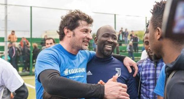 Kakha Kaladze, Tbilisi Mayor and a former AC Milan defender, with the players at a friendly football match. April 14, 2018. Photo: Sputnik / Levan Avlabreli Kakha Kaladze, Tbilisi Mayor and a former AC Milan defender, with the players at a friendly football match. April 14, 2018. Photo: Sputnik / Levan Avlabreli