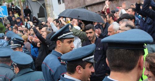 The police officers are talking to protesters. Yerevan, April 20, 2018. Photo by Tigran Petrosyan for the "Caucasian Knot" The police officers are talking to protesters. Yerevan, April 20, 2018. Photo by Tigran Petrosyan for the "Caucasian Knot"