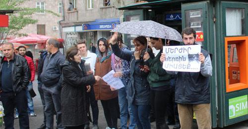 Residents of Yerevan during the protest action in the streets. April 20, 2018. Photo by Tigran Petrosyan for the "Caucasian Knot" Residents of Yerevan during the protest action in the streets. April 20, 2018. Photo by Tigran Petrosyan for the "Caucasian Knot"