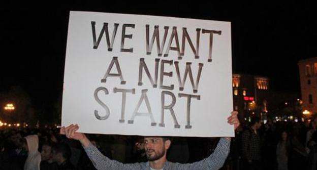 Rally participant in Yerevan holds banner 'We want a new start!' Photo by Tigran Petrosyan for the Caucasian Knot. Rally participant in Yerevan holds banner 'We want a new start!' Photo by Tigran Petrosyan for the Caucasian Knot.