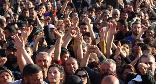 Protest rally against the election of Serzh Sargsyan to Prime Minister post, Yerevan, April 23, 2018. Photo by Tigran Petrosyan for the Caucasian Knot. Protest rally against the election of Serzh Sargsyan to Prime Minister post, Yerevan, April 23, 2018. Photo by Tigran Petrosyan for the Caucasian Knot.