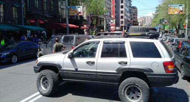Activists blocked Tumanyan Street for 15 minutes and then drove away. Photo by Grigory Shvedov. Activists blocked Tumanyan Street for 15 minutes and then drove away. Photo by Grigory Shvedov.