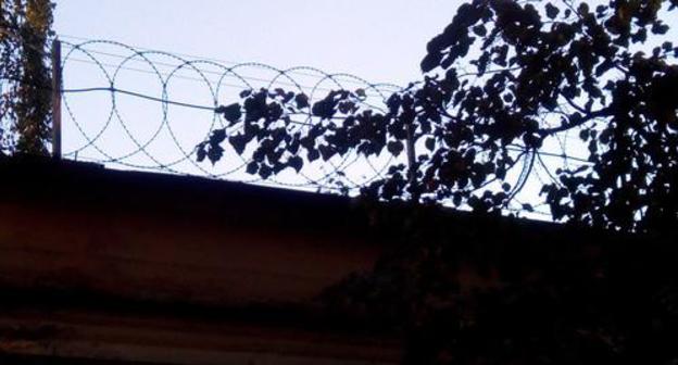Barbed wire on the roof. Photo by Nina Tumanova for the Caucasian Knot. Barbed wire on the roof. Photo by Nina Tumanova for the Caucasian Knot.