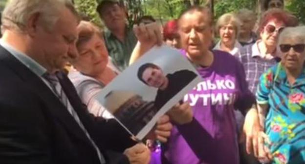 Activists of the patriotic movement "Putin's Detachments" burn Pavel Durov's portrait. Screenshot from video: https://www.youtube.com/watch?time_continue=17&v=UgObJgny2iM Activists of the patriotic movement "Putin's Detachments" burn Pavel Durov's portrait. Screenshot from video: https://www.youtube.com/watch?time_continue=17&v=UgObJgny2iM