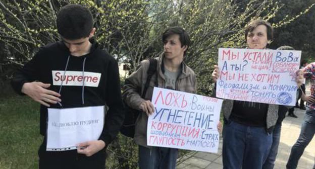 Participants of the rally in Makhachkala. May 5, 2018. Photo by Patimat Makhmudova for the "Caucasian Knot" Participants of the rally in Makhachkala. May 5, 2018. Photo by Patimat Makhmudova for the "Caucasian Knot"
