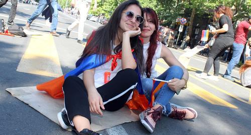 Supporters of Pashinyan in Yerevan. Photo by Tigran Petrosyan for the Caucasian Knot Supporters of Pashinyan in Yerevan. Photo by Tigran Petrosyan for the Caucasian Knot