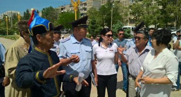 Police demand to stop Oirat-Kalmyk People's Congress, May 19, 2018. Photo by Badma Byurchiev for the Caucasian Knot Police demand to stop Oirat-Kalmyk People's Congress, May 19, 2018. Photo by Badma Byurchiev for the Caucasian Knot