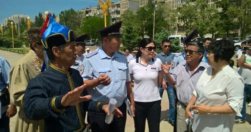 Police demand to stop Oirat-Kalmyk People's Congress, May 19, 2018. Photo by Badma Byurchiev for the Caucasian Knot