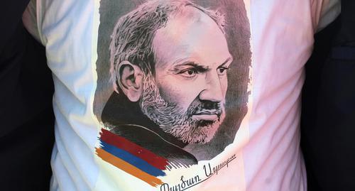 One of the protesters in Yerevan, wearing a T-shirt with a photo of Nikol Pashinyan, the leader of the "velvet" revolution. Photo by Tigran Petrosyan for the "Caucasian Knot" One of the protesters in Yerevan, wearing a T-shirt with a photo of Nikol Pashinyan, the leader of the "velvet" revolution. Photo by Tigran Petrosyan for the "Caucasian Knot"