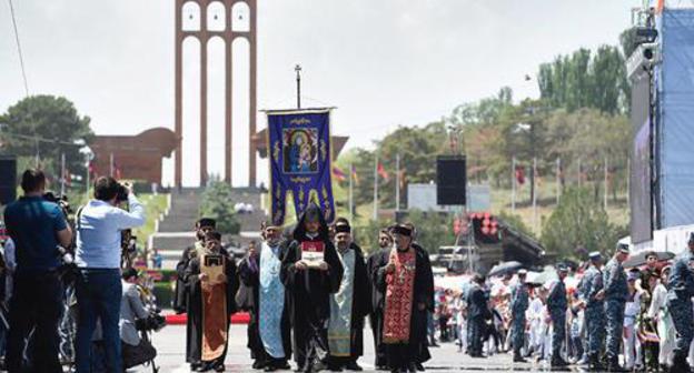 Сelebration of the 100th anniversary for the proclamation of the First Republic and Victory in the Battle of Sardarabad. Photo / Asatur Yesayants
https://ru.armeniasputnik.am/photo/20180528/12318942/Sardarapat-pervaya-respublika-prazdnik-parad-photo.htmlh Сelebration of the 100th anniversary for the proclamation of the First Republic and Victory in the Battle of Sardarabad. Photo / Asatur Yesayants
https://ru.armeniasputnik.am/photo/20180528/12318942/Sardarapat-pervaya-respublika-prazdnik-parad-photo.htmlh