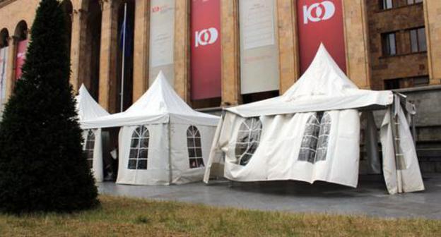 Tents installed at the Parliament of Georgia. Photo by Inna Kukudzhanova for the Caucasian Knot Tents installed at the Parliament of Georgia. Photo by Inna Kukudzhanova for the Caucasian Knot