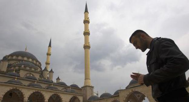 Believer prays in the 'Heart of Chechnya' Mosque in Grozny. Photo: REUTERS/Maxim Shemetov Believer prays in the 'Heart of Chechnya' Mosque in Grozny. Photo: REUTERS/Maxim Shemetov