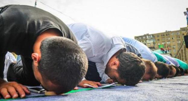 Believers praying. Photo by Aziz Karimov for the Caucasian Knot Believers praying. Photo by Aziz Karimov for the Caucasian Knot