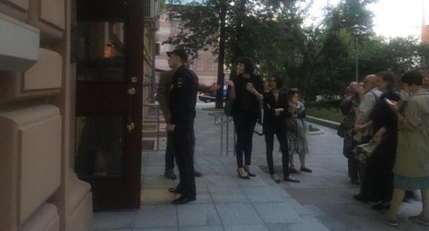 Evacuation of the Moscow office of the HRC "Memorial" on June 13, 2018. Photo from the page of the International Memorial on Facebook https://www.facebook.com/Memorial.International/photos/pcb.2085964071446313/2085964004779653/?type=3&theater Evacuation of the Moscow office of the HRC "Memorial" on June 13, 2018. Photo from the page of the International Memorial on Facebook https://www.facebook.com/Memorial.International/photos/pcb.2085964071446313/2085964004779653/?type=3&theater