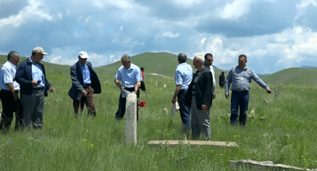 Residents of the village of Gyunnyut near the graves of their relatives on June 8, 2018. Screenshot of the report by the Azerbaijani TV Channel Ntv https://www.youtube.com/watch?v=fBeQE2mL4sw" class="main_article_image Residents of the village of Gyunnyut near the graves of their relatives on June 8, 2018. Screenshot of the report by the Azerbaijani TV Channel Ntv https://www.youtube.com/watch?v=fBeQE2mL4sw" class="main_article_image