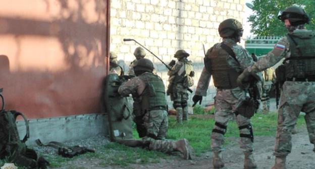 Law enforcers in Nazran. Photo: http://nac.gov.ru/kontrterroristicheskie-operacii/v-nazrani-iz-doma-s-zablokirovannymi-banditami.html Law enforcers in Nazran. Photo: http://nac.gov.ru/kontrterroristicheskie-operacii/v-nazrani-iz-doma-s-zablokirovannymi-banditami.html