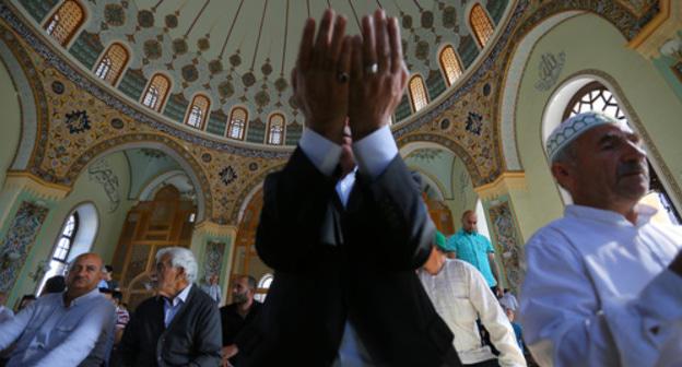 Prayer of Eid al-Fitr in Teze Pir mosque. Photo by Aziz Karimov for the "Caucasian Knot" Prayer of Eid al-Fitr in Teze Pir mosque. Photo by Aziz Karimov for the "Caucasian Knot"