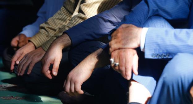 Praying believers. Photo by Aziz Karimov for the "Caucasian Knot" Praying believers. Photo by Aziz Karimov for the "Caucasian Knot"