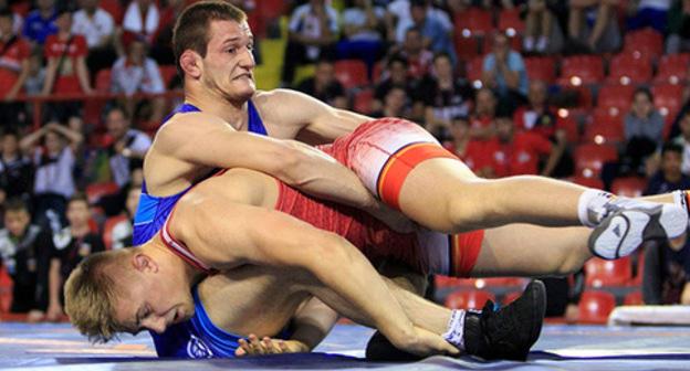 Gadji Gamzatov in the decisive battle with Johan Mayer. Photo: http://wrestdag.ru/news/ru/news/gadzhi_gamzatov_pobeditel_pervenstva_evropi Gadji Gamzatov in the decisive battle with Johan Mayer. Photo: http://wrestdag.ru/news/ru/news/gadzhi_gamzatov_pobeditel_pervenstva_evropi