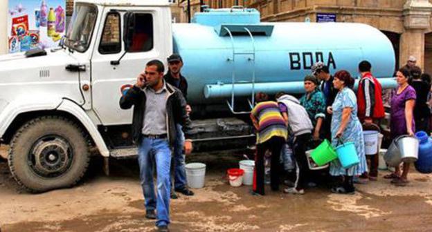 People stand in line to get water from a water truck, Dagestan, Makhachkala, October 2016. Photo by Makhach Akhmedov for the Caucasian Knot. People stand in line to get water from a water truck, Dagestan, Makhachkala, October 2016. Photo by Makhach Akhmedov for the Caucasian Knot.