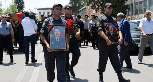 A mourning ceremony for the policemen killed in clashes during the protest action in the city of Ganja. Photo © Sputnik / İlham Mustafa
https://ru.sputnik.az/azerbaijan/20180711/416156503/ganja-azerbaijan-policija-proshhanie-ceremonija.html A mourning ceremony for the policemen killed in clashes during the protest action in the city of Ganja. Photo © Sputnik / İlham Mustafa
https://ru.sputnik.az/azerbaijan/20180711/416156503/ganja-azerbaijan-policija-proshhanie-ceremonija.html