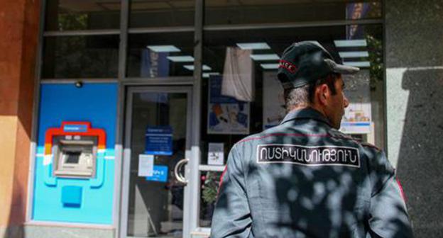 The office of the Converse Bank located in Yerevan. Photo © Sputnik Karen Yepremyan https://ru.armeniasputnik.am/incidents/20171016/9072092/razbojnoe-napadenie-na-converse-bank-v-erevane-raskryto.html The office of the Converse Bank located in Yerevan. Photo © Sputnik Karen Yepremyan https://ru.armeniasputnik.am/incidents/20171016/9072092/razbojnoe-napadenie-na-converse-bank-v-erevane-raskryto.html