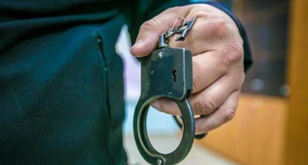 Policeman with handcuffs. Photo: Maksim Tishin / Yugopolis Policeman with handcuffs. Photo: Maksim Tishin / Yugopolis