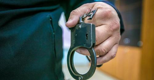 Policeman with handcuffs. Photo: Maksim Tishin / Yugopolis Policeman with handcuffs. Photo: Maksim Tishin / Yugopolis